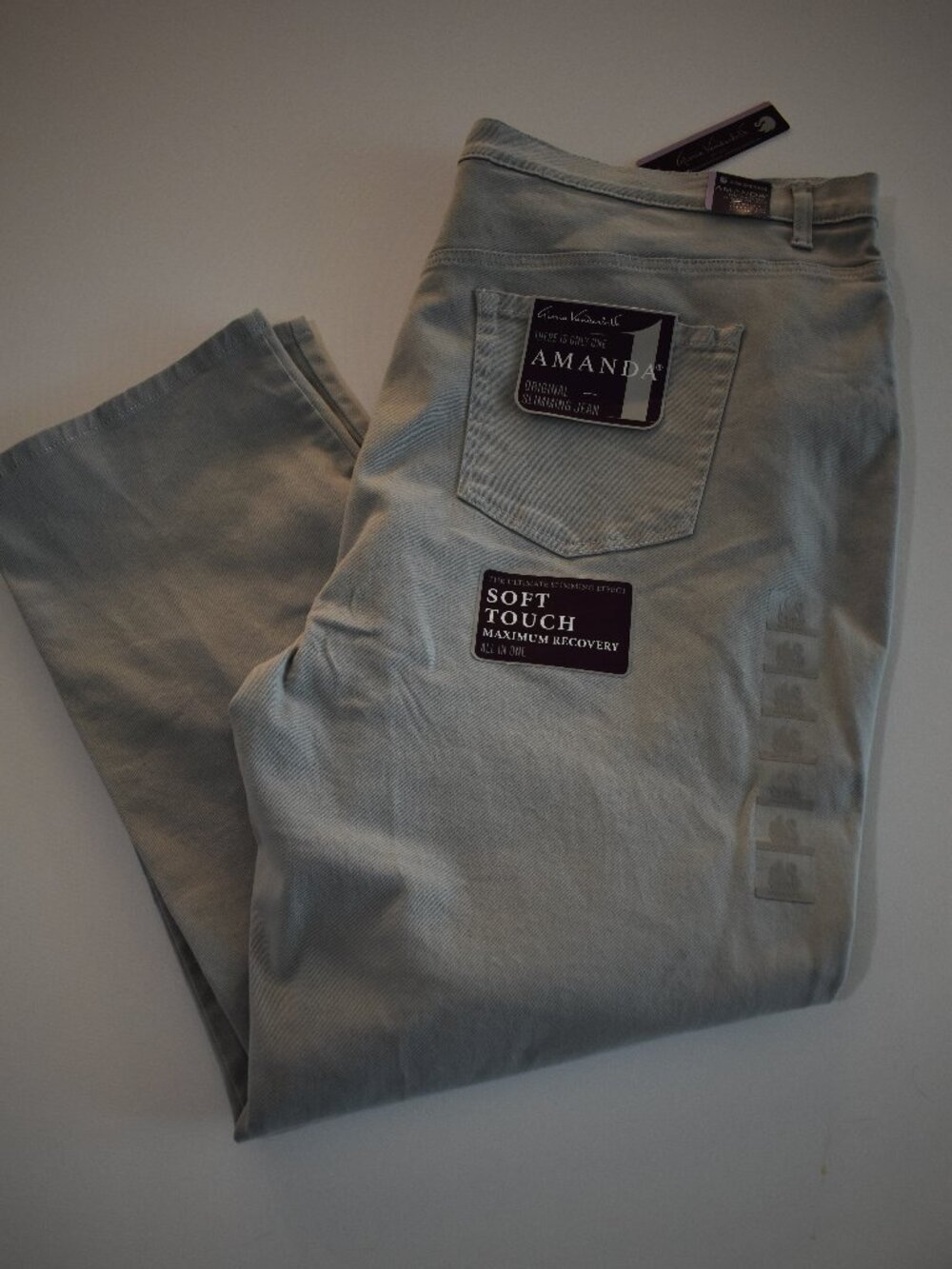 Brand New Gloria Vanderbilt Amanda Original Slimming Jean Women's 24W Light Wash